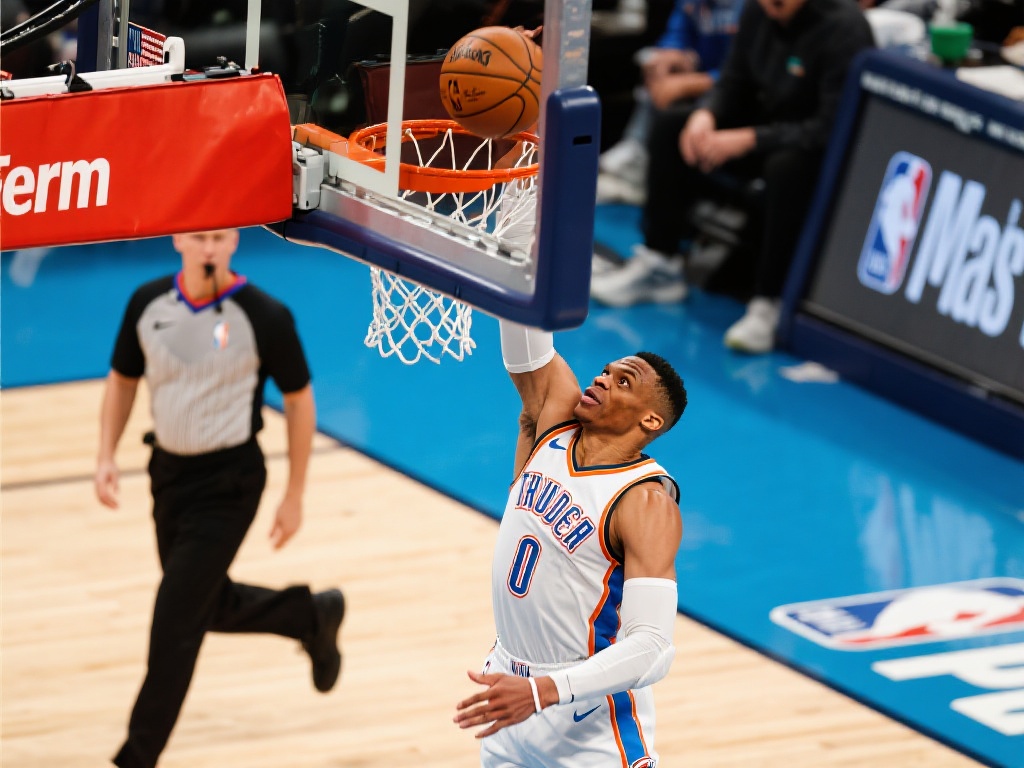 威少抢断快攻霸气暴扣 挂筐怒吼庆祝遭技术犯规 在快攻的最后阶段,威少选择了以一记霸气的